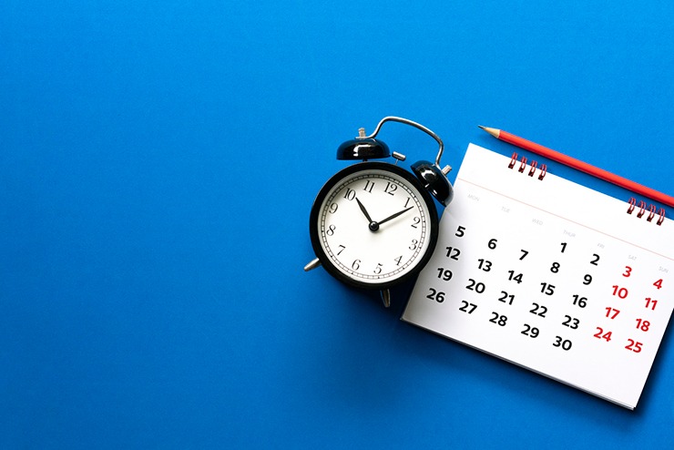 Alarm clock next to calendar signifying importance of knowing your personal injury claim deadline