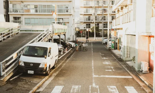 choco-en-un-estacionamiento-un-abogado-de-accidente-irvine-explica-quien-paga-los-danos